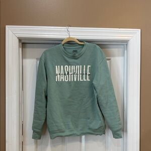 Gildan Crewneck Sweater - Green Nashville grand ole Opry. Med. Guc.